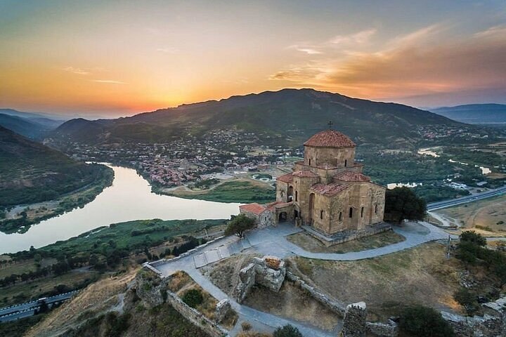 Monasterio de Jvari sobre Mtsjeta, en una altura rocosa