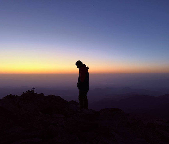 खुस्तुप शिखर पर सूर्योदय