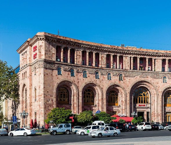Benvenuti a Yerevan – Passeggiata serale in città e spettacolo delle fontane danzanti
