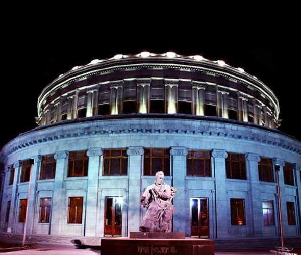 Benvenuti a Yerevan – Passeggiata serale in città e spettacolo delle fontane danzanti