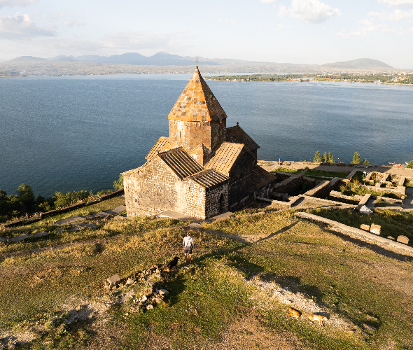 Fuga al Lago Sevan – Giro in barca, pranzo halal e pernottamento a Dilijan