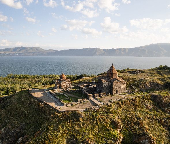 Fuga al Lago Sevan – Giro in barca, pranzo halal e pernottamento a Dilijan