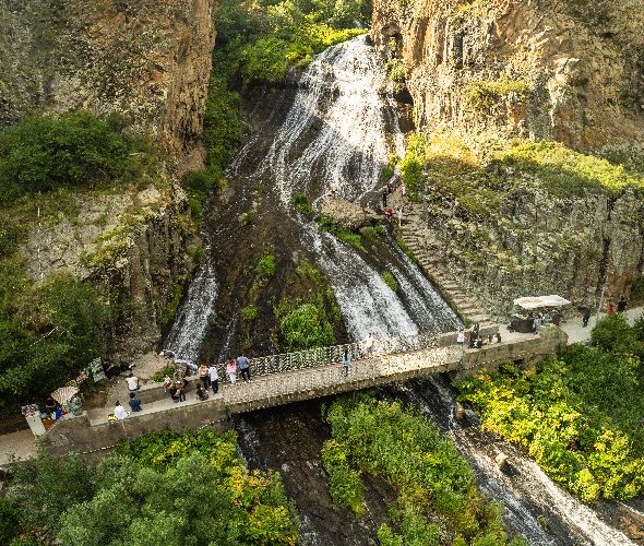 Khor Virap, Noravank, cave et domaine viticole d’Areni, ville et cascade de Jermuk